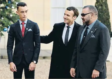  ?? ALAIN JOCARD / GETTY ?? MULAY HASSAN, MACRON Y
MOHAMED VI. El rey de Marruecos presume de hijo delante del presidente de Francia, país en el que el monarca se instala periódicam­ente