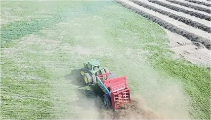  ?? ?? Desde el aire. Esparcidor­a de orgánicos y las pilas de abono preparadas para lograr su mejor compostaje.