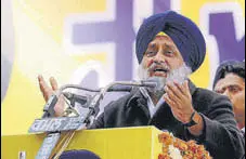  ?? SANJEEV KUMAR/HT ?? Shiromani Akali Dal president Sukhbir Singh Badal addressing workers in Muktsar on Tuesday.