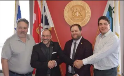  ?? Photo : Éric Cyr ?? Le maire de Wabush, Ron Barron, le fondateur de Cancer Fermont, Denis Grenier, le maire de Labrador City, Wayne Button et le maire de Fermont, Martin St-Laurent à l’hôtel de ville de Labrador City,