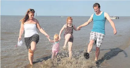  ?? Robert Parry-Jones ?? > Sarah, Ava, Ray and Ella Seymor, from Prestatyn, enjoy the sea and sunshine