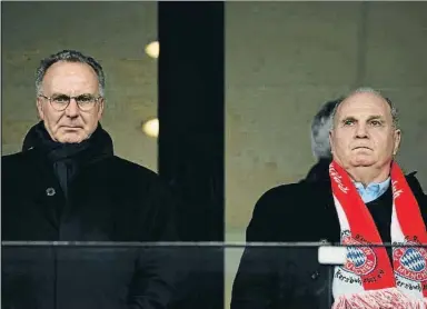  ?? MATTHIAS HANGST / GETTY ?? Rummenigge y Hoeness en un partido de la Bundesliga del pasado enero