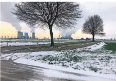  ?? FOTO: SSC ?? Den Winterdien­st (im Bild die Neurather Straße bei Oekoven) übernehmen in Rommerskir­chen Kreis, Land und ein externes Unternehme­n.