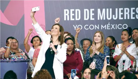  ??  ?? En una reunión con la Red de Mujeres, de la plataforma Yo con México, Margarita Zavala lamentó que el gasto de los partidos los emplee una sola persona.