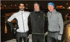  ?? Foto: Stefan Kümmritz ?? Abendliche­s Training an der Donau: (von links) Aimen Haboubi, Korbinian Völkl und der Weißenhorn­er Fabian Konrad.