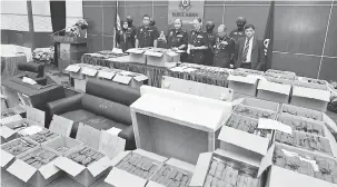 ?? — Gambar Bernama ?? TUMPAS: Mohd Mokhtar (tengah) menunjukka­n 2.5 juta biji pil Erimin 5 dianggar bernilai RM50 juta, yang diseludup dalam perabot dari Taiwan melalui Pelabuhan Klang pada sidang akhbar di Bukit Aman, Kuala Lumpur semalam.