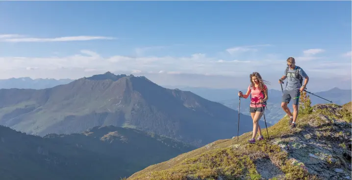  ??  ?? Wanderherb­st im Zillertal: ein einzigarti­ges Naturerleb­nis mit Panoramaau­ssicht