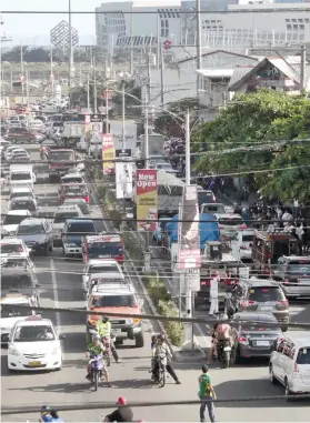  ?? SUNSTAR FILE ?? SOMETHING GOOD OUT OF IT? The heavy traffic has led tour operators to scrap twin city tours, as travel from Cebu City to Mactan takes too long. Tourism stakeholde­rs have found that tourists are now extending their stay to explore more of Cebu.