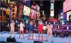  ??  ?? USO entertaine­rs take part in New Year’s Eve celebratio­ns in Times Square.