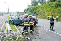  ?? CORTESÍA ?? Siniestro. Un auto perdió pista en la vía que lleva al Valle de los Chillos.