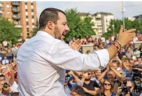  ?? FOTO: MAURO UJETTO/ACTION PRESS ?? Italiens Innenminis­ter Matteo Salvini, hier bei einem Wahlkampf-Auftritt, hetzt regelmäßig gegen Migranten.