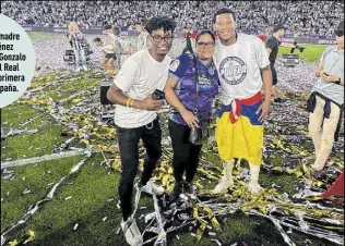  ?? Fotos: Cortesía ?? Jiménez y su madre Mónica Jiménez celebraron con Gonzalo el ascenso del Real Valladolid a la primera división de España.