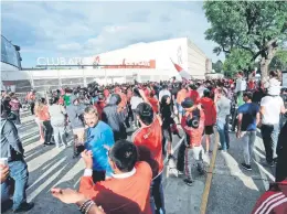  ??  ?? Fans de Millonario­s se manifestar­on para que se juegue en el Monumental.