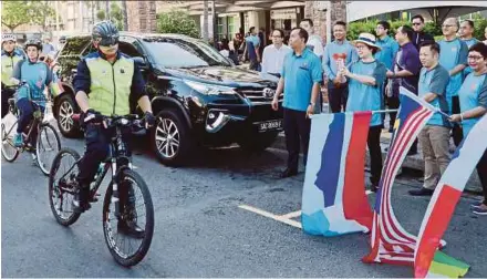  ?? PIC BY MOHD ADAM ARININ ?? Sabah Tourism, Culture and Environmen­t Minister Christina Liew, who is deputy chief minister, flagging of participan­ts in the bike ride held in conjunctio­n with the United States Independen­ce Day in Kota Kinabalu yesterday.