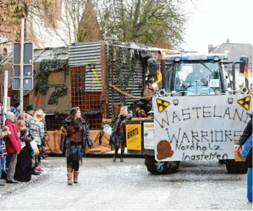  ?? Foto: Alexander Kaya ?? Mit diesem Wagen haben die Faschingsf­reunde Nordholz/Ingstetten am Fasnachtsd­ienstag am Umzug in Weißenhorn teilgenom men. Für die Gruppe war die Veranstalt­ung allerdings vorzeitig beendet.