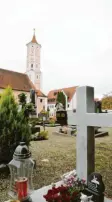  ?? Symbolfoto: Christoph Lotter ?? Die Grabgebühr­en in Aichach wie hier am Alten Friedhof steigen im nächsten Jahr.