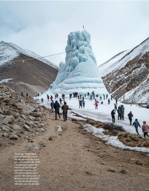  ??  ?? Stupa de lângă satul Shara Phuktsey a fost declarată cea mai mare într-un concurs din 2019. Cei aproape șapte milioane de litri de apă păstrați în ea au contribuit la irigarea câmpurilor din patru sate. A atras și turiști: alpiniștii vin să-i escaladeze pereții abrupți de gheață.