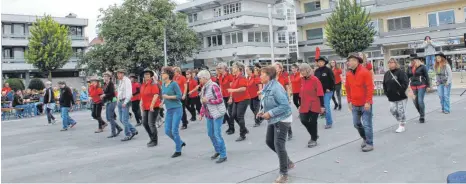  ?? FOTO: BIANKA ROITH ?? Auch viele Zuschauer machten beim Line Dance auf dem Spaichinge­r Marktplatz mit.