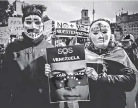  ?? Foto: dpa ?? Venezolane­r in Barcelona demonstrie­ren gegen Maduro.