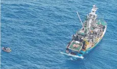  ?? FOTO: NEW ZEALAND DEFENCE FORCE/DPA ?? Hilfe in Sicht: Ein Fischerboo­t rettet sieben Schiffbrüc­hige von einem kleinen Rettungsbo­ot.