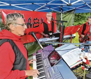  ?? Fotos (3): Fred Schöllhorn ?? Die Band Diablos sorgt für gute Unterhaltu­ng beim Sommerfest.