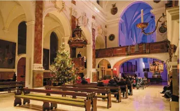  ?? Fotos: Annette Zoepf ?? Ein ungewohnte­s Bild an Weihnachte­n: Die evangelisc­he Kirche St. Anna war fast leer – aus Rücksicht auf die Corona‰Pande‰ mie.