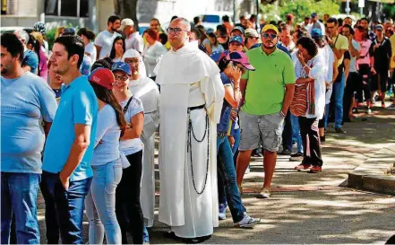  ?? CHRISTIAN VERON/REUTERS ?? Do contra. Alguns venezuelan­os aguardaram horas para votar em plebiscito que teve objetivo de pressionar governo