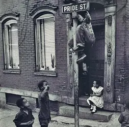  ??  ?? Nella foto grande in alto una fotografia dal titolo «Forgiatore» (1955-1957); sotto «Bambini che giocano tra Colwell Street e Pride Street, Hill District» (19551957). Entrambi gli scatti sono del Carnegie Museum di Pittsburgh