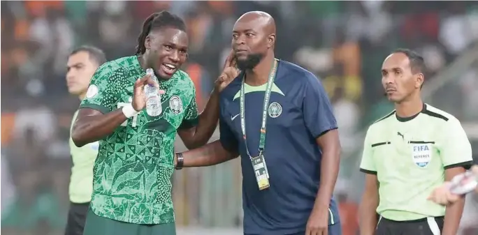  ?? ?? Finidi George handing down tactical instructio­ns to Calvin Bassey