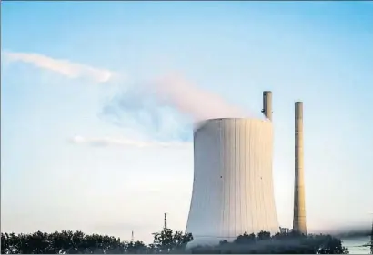  ?? LLIBERT TEIXIDÓ ?? Las centrales térmicas son de las que más contaminan y tienden a desaparece­r en toda Europa