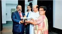  ??  ?? The Photograph shows Abdul Razak receiving the award at the Provincial Council Auditorium. In the photograph is the Secretary of the Council