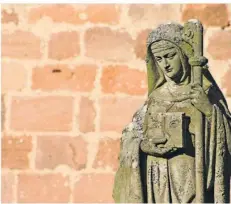  ?? FOTO: MARTIN BAUS ?? Die Statue der Heiligen Odilie auf dem nach ihr benannten Berg im Elsass: Zuständig für die Heilung von Sehbeschwe­rden ist die aufgeschla­gene Bibel mit den beiden Augen ihr Attribut.