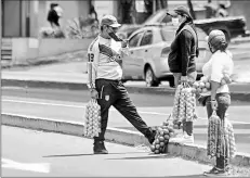  ?? DIEGO PALLERO / EL COMERCIO ?? •
Ambulantes se reúnen en la avenida 6 de diciembre.