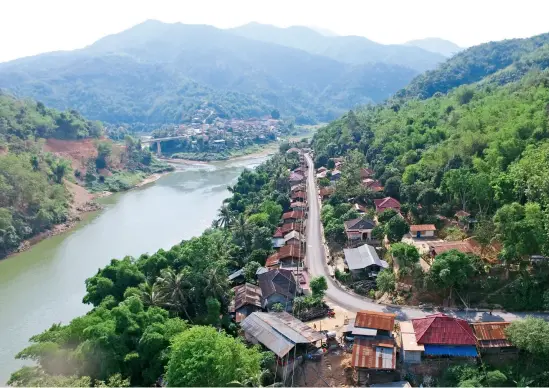  ??  ?? À la centrale hydroélect­rique de Nam Ou 4, l’entreprise Power China a reconstrui­t les routes qui permettent d’accéder à la rive inférieure de la rivière, améliorant la circulatio­n entre les villages.