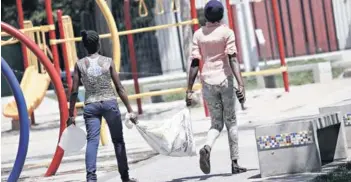  ?? FOTO: MARIO TELLEZ ?? Migrantes haitianas en Estación Central.