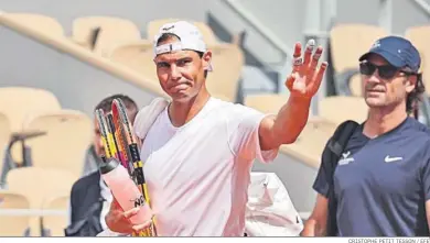  ?? CRISTOPHE PETIT TESSON / EFE ?? Rafa Nadal saluda al público a su llegada al entrenamie­nto en la Philippe Chatrier de Roland Garros.