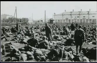  ??  ?? BELOW Soviet prisoners of war at a camp in Potschuz, USSR