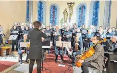  ?? FOTO: LIEDERKRAN­Z FACHSENFEL­D ?? Der Frauenchor „FeMusica“des Liederkran­zes Fachsenfel­d begrüßte in der Herz-JesuKirche seine Zuhörer mit bekannten Liedern und Texten.