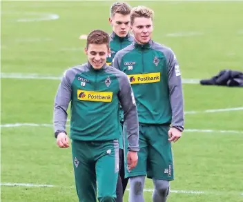  ?? FOTO: DIRK PÄFFGEN ?? Seltene Exemplare: Thorgan Hazard, Matthias Ginter und Nico Elvedi (von links nach rechts) sind aktuell gesund und sind in dieser Saison noch nicht verletzt ausgefalle­n. Auf sie dürfte es auch gegen Hoffenheim ankommen.