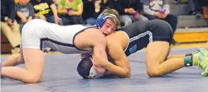  ??  ?? Rio Rancho’s Ryan Rochford, left, beat Del Norte’s Julian Barros for the 152-pound crown at the Metro Wrestling Championsh­ips.