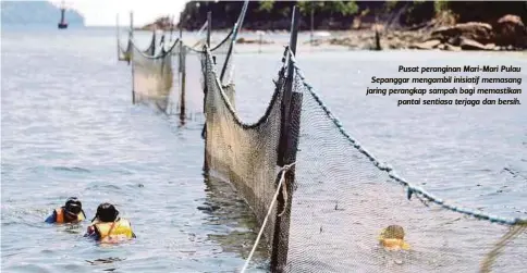  ??  ?? Pusat peranginan Mari-Mari Pulau Sepanggar mengambil inisiatif memasang jaring perangkap sampah bagi memastikan
pantai sentiasa terjaga dan bersih.