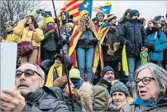  ?? RICCARDO PAREGGIANI / AFP ?? Cabecera. Los líderes independen­tistas, con Carles Puigdemont al frente, estuvieron en primera fila en la manifestac­ión de ayer en Bruselas
Estelades. Las banderas de los independen­tistas catalanes inundaron las calles del barrio europeo de Bruselas...