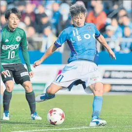  ??  ?? ‘Kazu’ Miura, defendiend­o la camiseta del Yokohama FC con 50 primaveras FOTO: AP