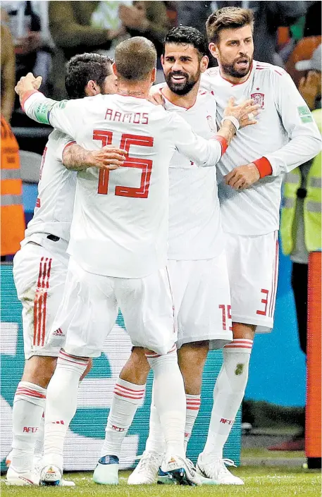  ??  ?? Ramos, Costa y Piqué festejan el gol que les puso por delante