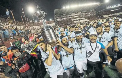  ?? FOTO: AP ?? Los jugadores de Gremio, con el trofeo Volvieron a ganar a Lanús, en Argentina, con goles de Fernandinh­o y Luan, MVP del torneo