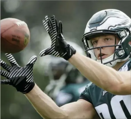  ?? MATT ROURKE — THE ASSOCIATED PRESS ?? Canadian rugby star Adam Zaruba shows he’s comfortabl­e catching a football during an Eagles training camp session Friday in Philadelph­ia.