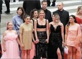  ?? (Photo Cindy Ord) ?? Léa Gorla, (en robe rose à droite) : débuts d’actrice pour la jeune carrossois­e, qui
nd a tourné dans « Diamant Brut », sélectionn­é au Festival de Cannes.