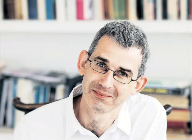  ??  ?? Edmund de Waal, britischer Keramiker und Autor, hat mit dem Bestseller „Der Hase mit den Bernsteina­ugen“die Geschichte seiner Familie Ephrussi erzählt.