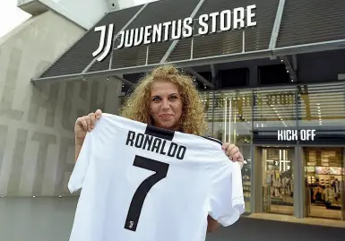  ??  ?? Una delle tifose che ieri mattina ha comprato la maglia di Ronaldo. A destra Chiesa e Simeone, gioielli viola