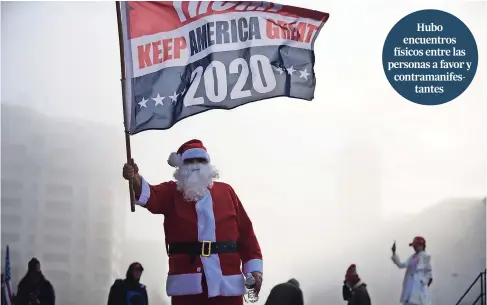  ??  ?? Un hombre disfrazado de Papá Noel apoyando al actual presidente en la Plaza de la Libertad en Washington